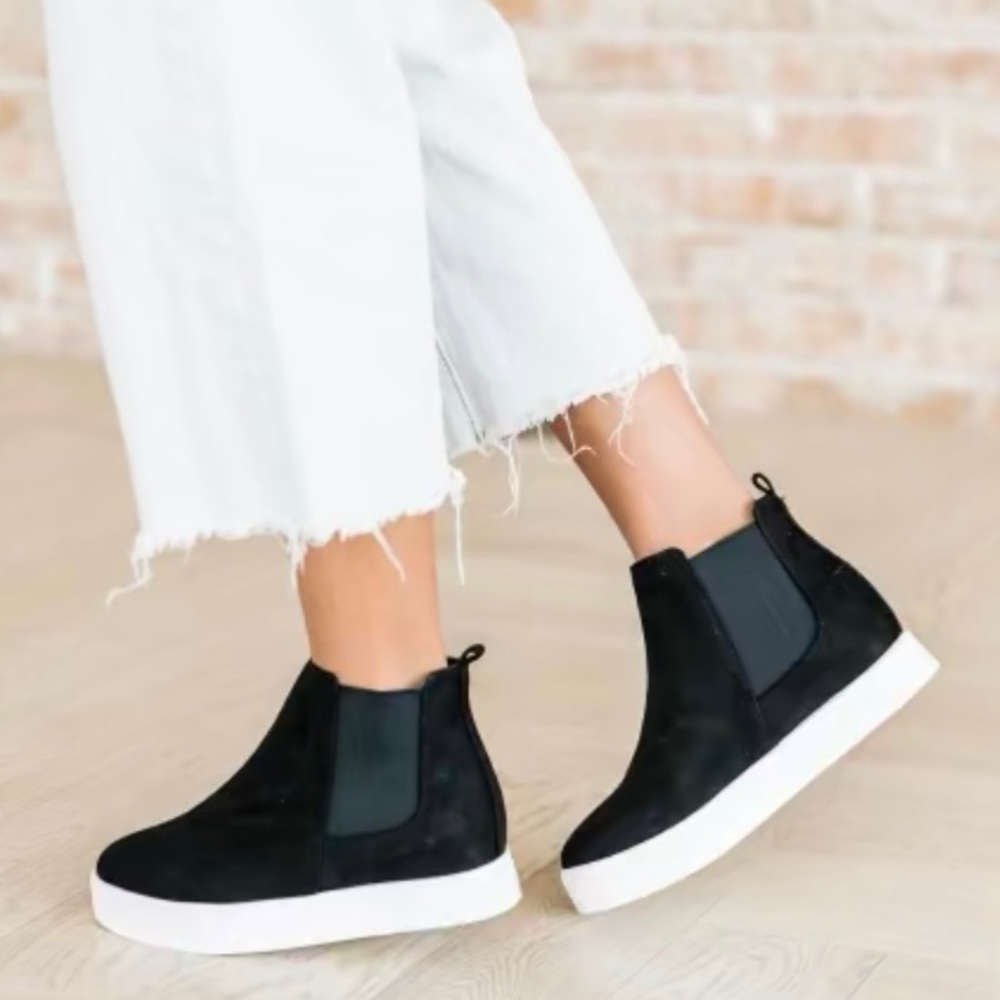 Wedge sneaker